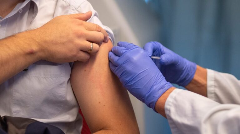 ΝΥΤ: Γιατί και οι εμβολιασμένοι μπορεί να μολυνθούν από κορωνοϊό