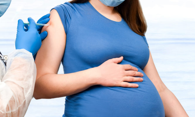 Κορωνοϊός – Καμπανάκι για τις εγκύους από το CDC: «Εμβολιασθείτε επειγόντως»