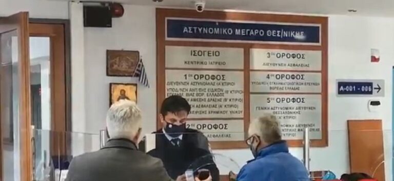 Στάθης Παναγιωτόπουλος – Οι πρώτες εικόνες από τη στιγμή που παραδόθηκε στην αστυνομία