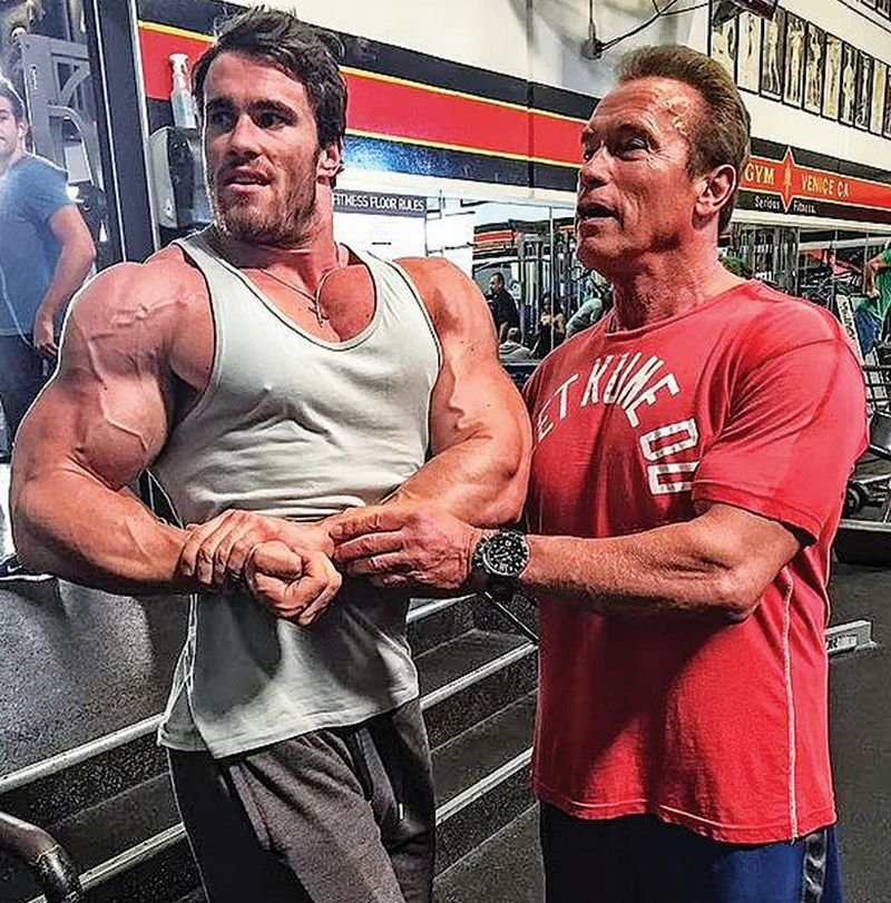 σελ 23 φ6 Moger played a young Arnold Schwarzenegger pictured together in the 2018 film Bigger and has been dubbed Arnold 2.0 in the bodybuilding world