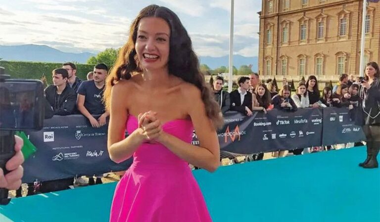 Eurovision 2022: H Αμάντα τράβηξε τα φλας στο τιρκουάζ χαλί με το φόρεμά της