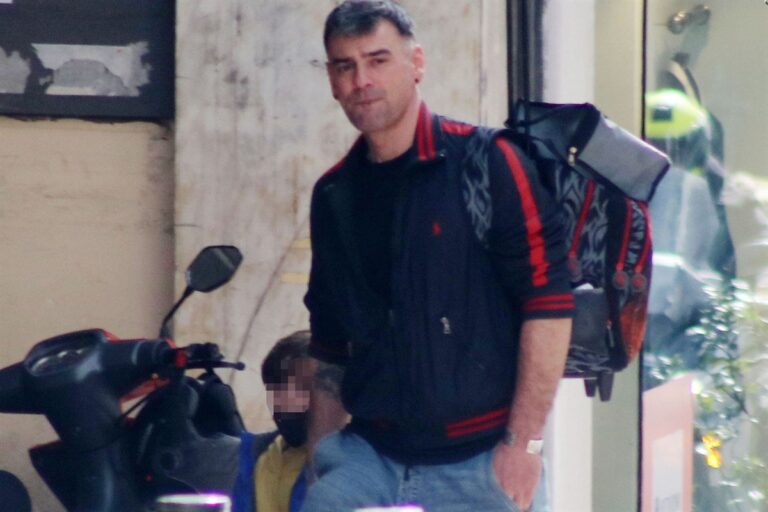 Κωνσταντίνος Γιαννακόπουλος: Βόλτα στο κέντρο της Αθήνας με το γιο του
