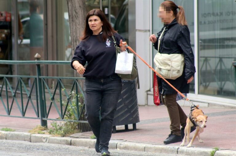 Ποια γνωστή ηθοποιό «τσακώσαμε» στο κέντρο της Αθήνας να βολτάρει με τον σκύλος;