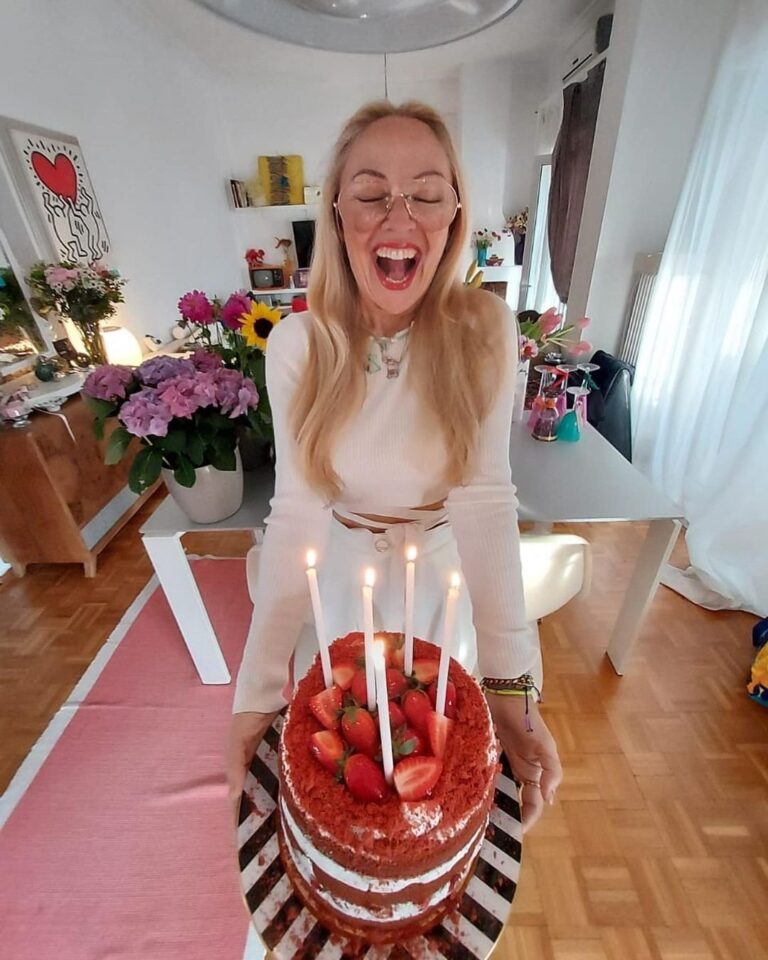 Γιόρτασε τα 57α της γενέθλια με φίλους στο εντυπωσιακό της σπίτι