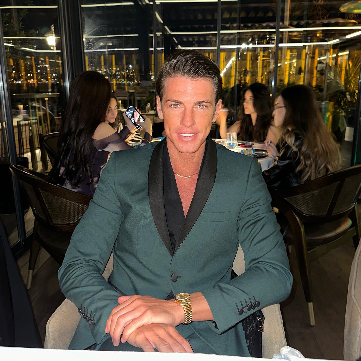 Photo by 𝑰𝑳𝑰𝑨𝑺 𝑲𝑶𝑵𝑺𝑻𝑨𝑵𝑻𝑰𝑵𝑶𝑼 in Istanbul Turkey with @davvero instyle and @salvatoreistanbul. May be a selfie of 2 people hair wrist watch suit dinner jacket and blazer