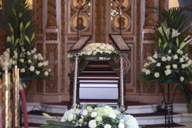 Συντετριμμένη η Κατιάνα Μπαλανίκα στην κηδεία του Στηβ Κακέτση