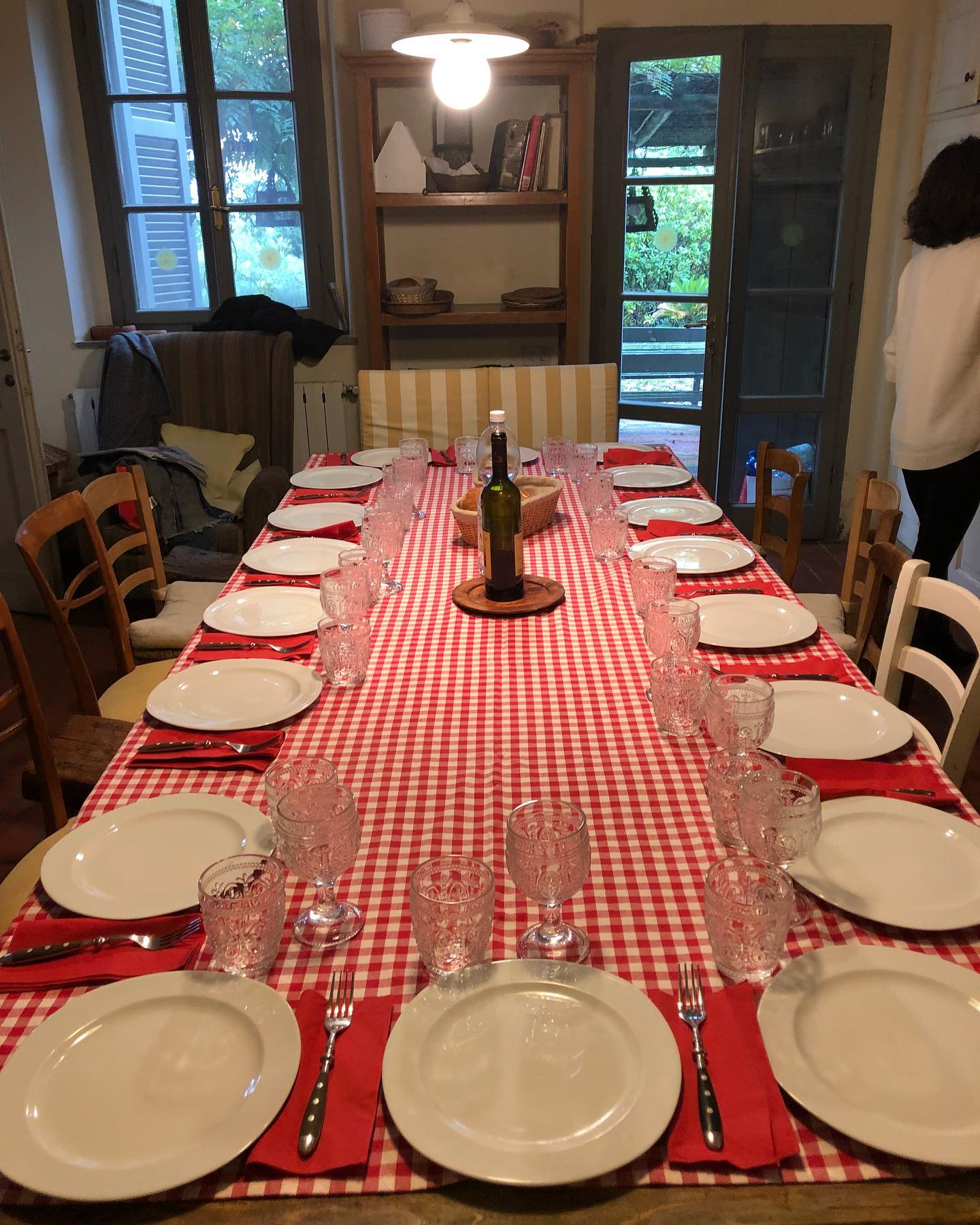 Photo by Dorotea Mercuri on May 16 2023. May be an image of 1 person table tablecloth kitchen table and dining table