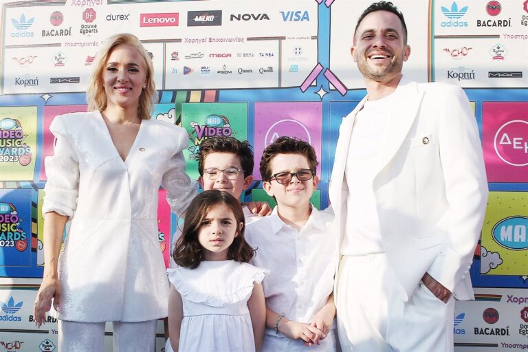 «MAD VMA 2023»: Η άφιξη της Καλομοίρας με την οικογένειά της και η εμφάνισή της στη σκηνή