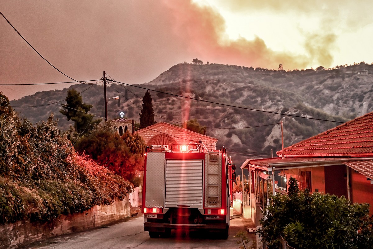 Δύο Άνδρες Χάνονται στην Πυρκαγιά Κοντά στο Ξυλόκαστρο Κορινθίας