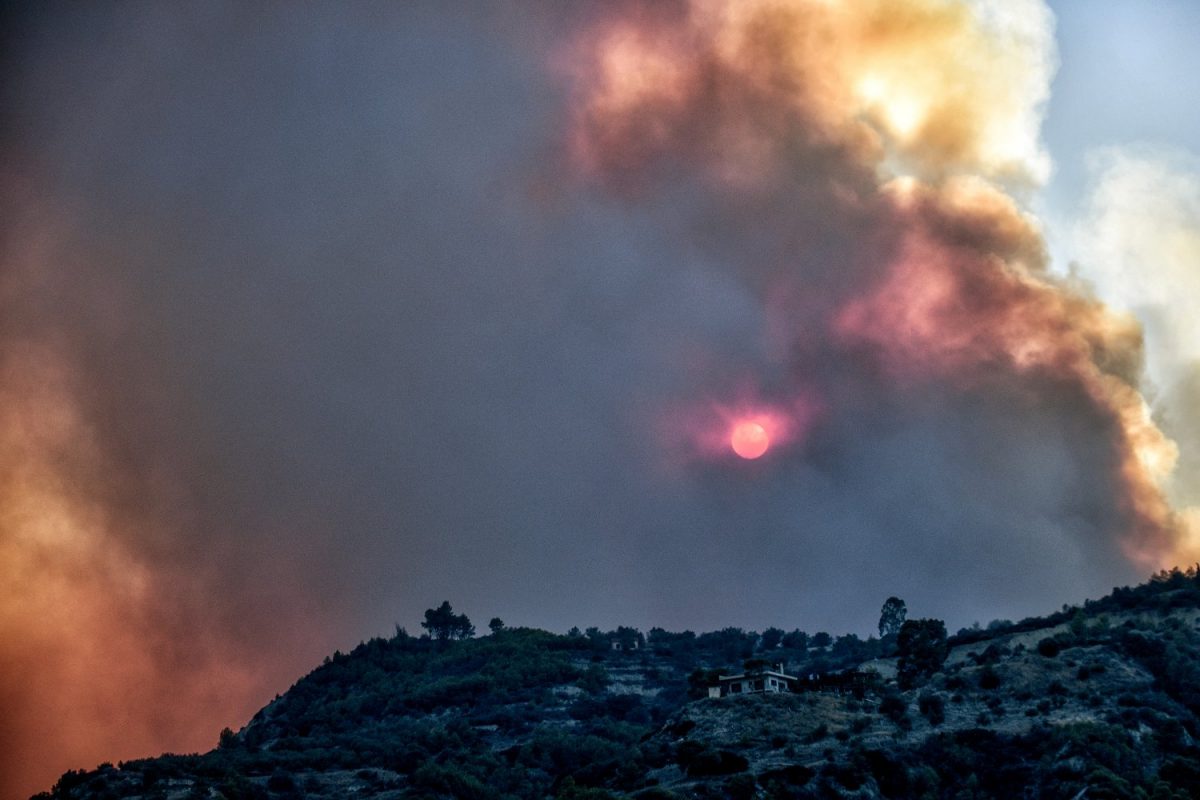 Καταστροφικές Πυρκαγιές στο Ξυλόκαστρο Κορινθίας με Δύο Νεκρούς και Εκατοντάδες Εκκενώσεις