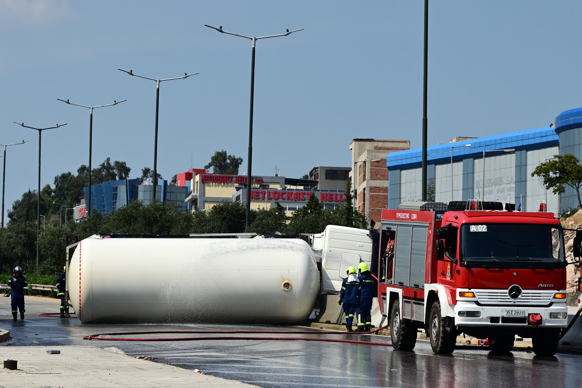 Ανατροπή Βυτιοφόρου Στη Λεωφόρο Σχιστού Διακόπτει Την Κυκλοφορία