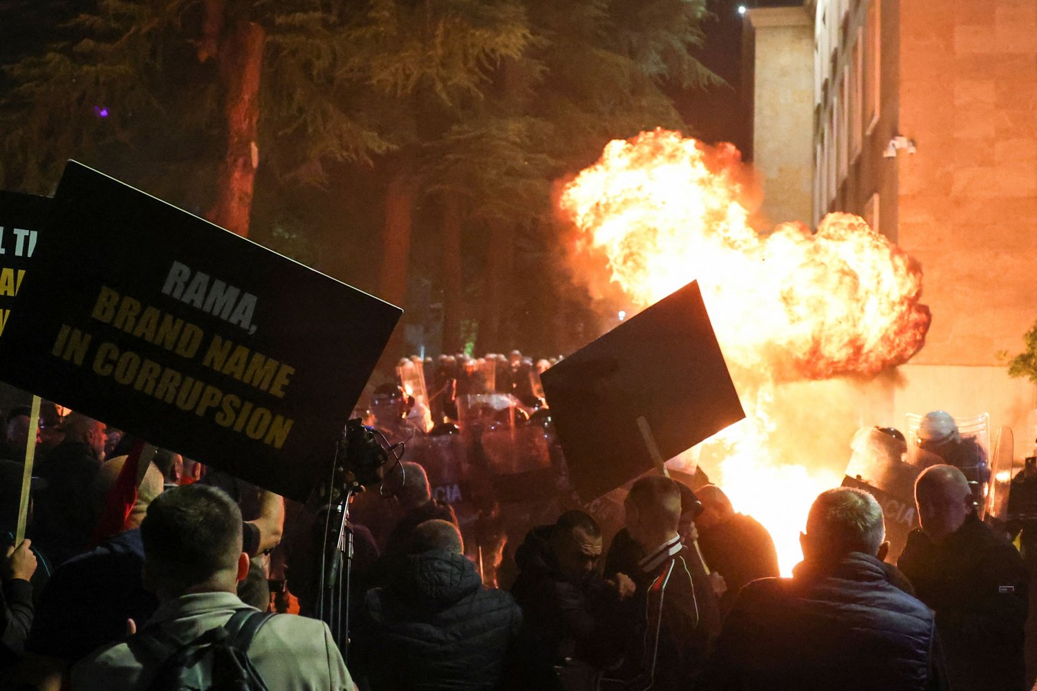 Επεισόδια και διαμαρτυρίες στα Τίρανα για την παραίτηση του πρωθυπουργού Ράμα