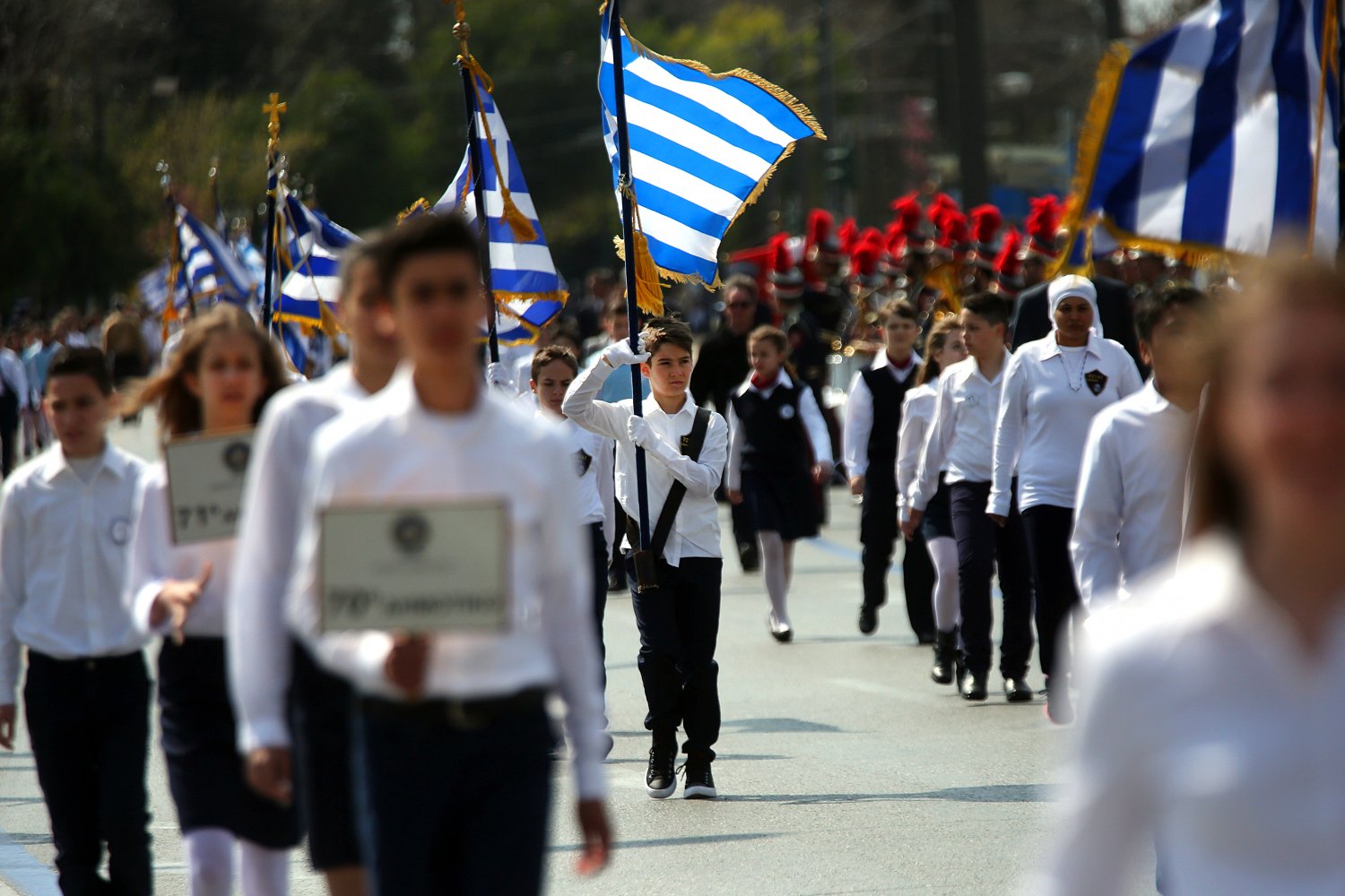 Η Σημασία των Σημαιοφόρων στις Μαθητικές Παρελάσεις και η Αντίληψη του Εξισωτισμού