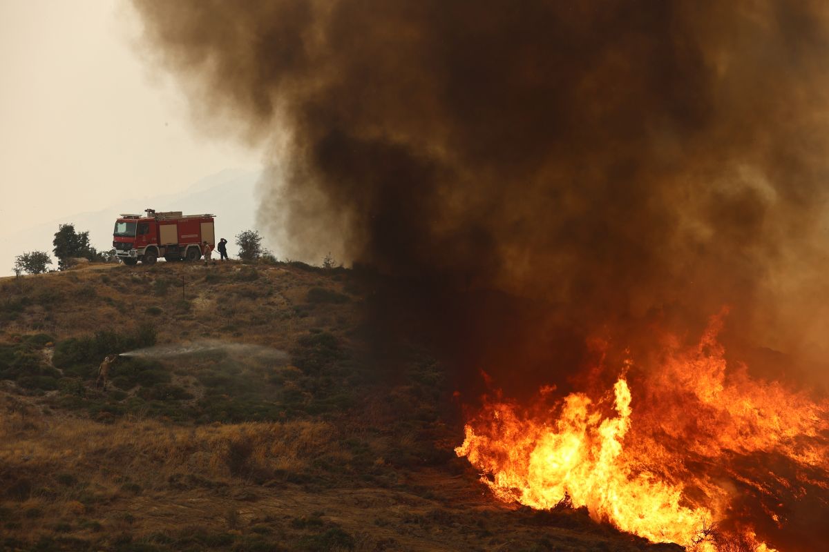 Μάχη με τις φλόγες στην Κορινθία εν μέσω ανθρωπίνου πένθους και καταστροφών