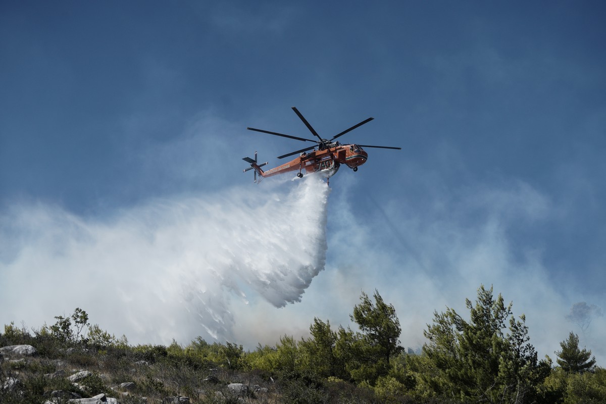 Φωτιά στη Σέριφο με επέμβαση της πυροσβεστικής στην περιοχή Βάγια