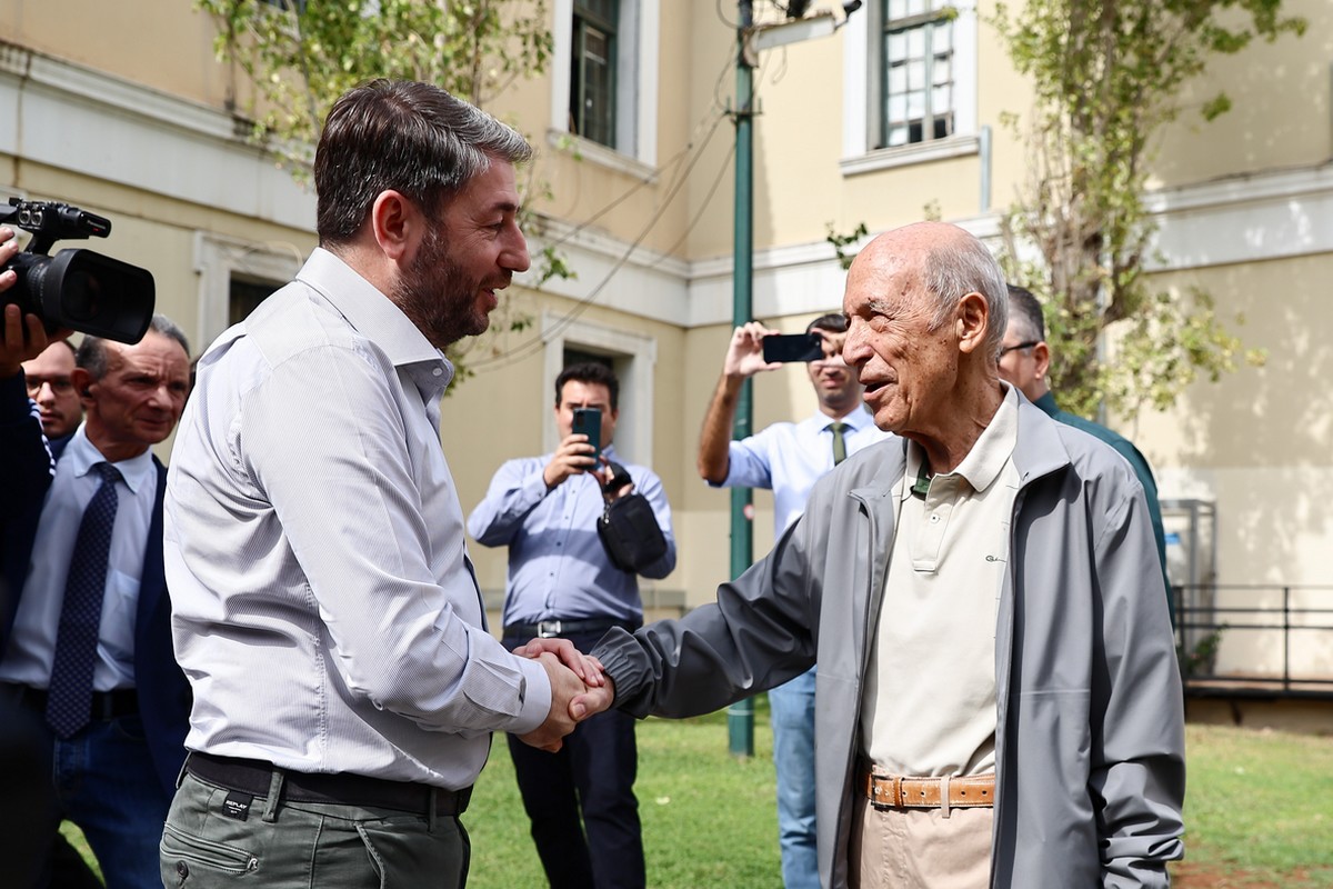 Κώστας Σημίτης Ψηφίζει στις Εσωκομματικές Εκλογές του ΠΑΣΟΚ