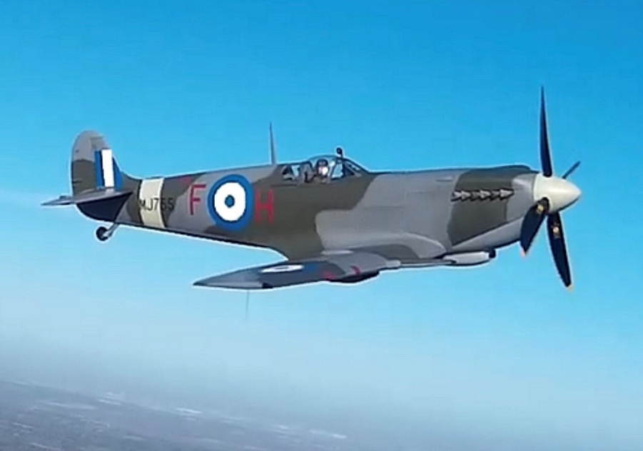 Εορταστική Πτήση του Μοναδικού Supermarine Spitfire πάνω από την Παρέλαση της Θεσσαλονίκης